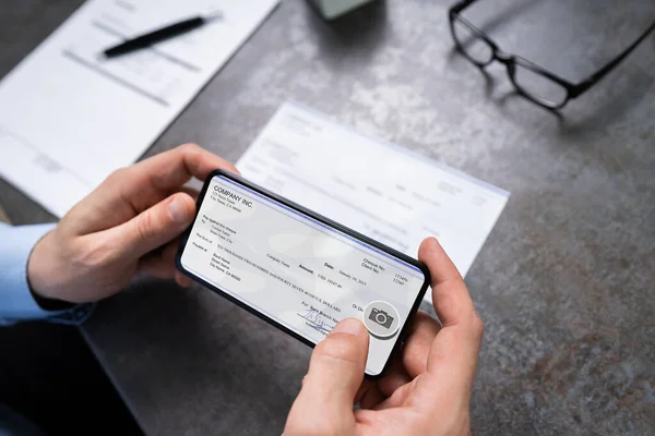 Hombre Tomando Foto Cheque Para Hacer Depósito Remoto Banco — Foto de Stock