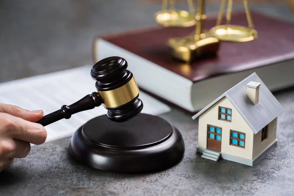 Close Judge House Model Striking Mallet Desk — Stock Photo, Image