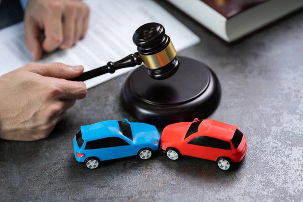 Midsection Judge Hitting Mallet Cars Table — Stock Photo, Image