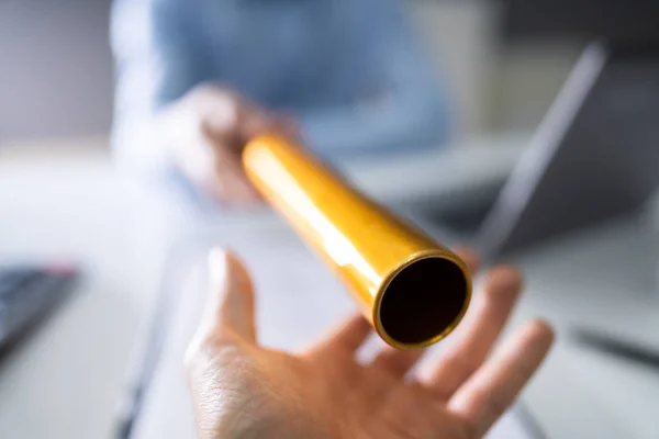 Primer Plano Una Mano Pasando Bastón Relevo Dorado Hombre Negocios — Foto de Stock