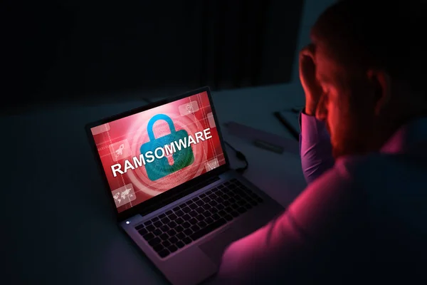 Zaniepokojony Biznesmen Patrząc Laptopa Ransomware Word Ekranie Miejscu Pracy — Zdjęcie stockowe