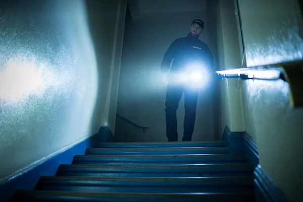 Guarda Segurança Masculina Pesquisando Escada Com Lanterna — Fotografia de Stock