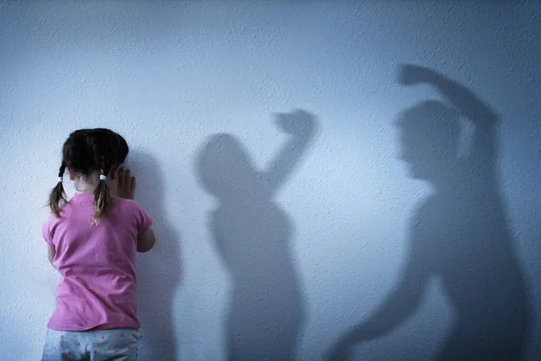 Menina Chorando Enquanto Pais Estão Lutando — Fotografia de Stock