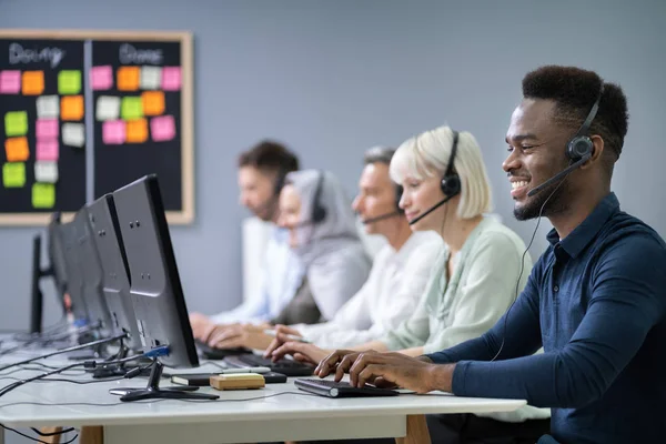 Positieve Mannelijke Customer Services Agent Met Headset Werken Een Call — Stockfoto