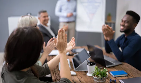 Unternehmensgruppe Bei Der Präsentation Die Dem Vortragenden Applaudiert — Stockfoto