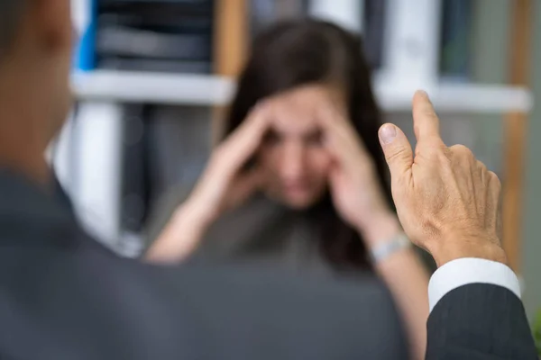 Primer Plano Del Hombre Negocios Quarreling Joven Mujer Negocios Escritorio —  Fotos de Stock