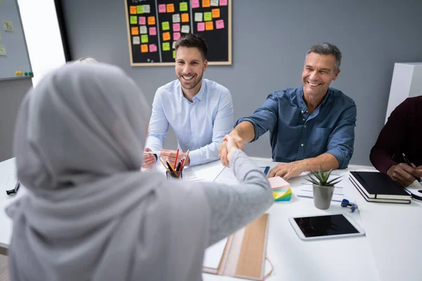 Muselman Kvinna Hijab Skaka Händer Efter Avslutande Möte Kontor — Stockfoto