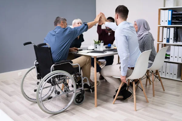 Homme Affaires Handicapé Donnant High Five Ses Partenaires Souriants Bureau — Photo