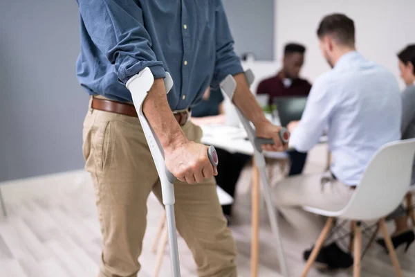 Empresario Discapacitado Caminando Sobre Piso Madera Dura Con Muletas Lugar — Foto de Stock