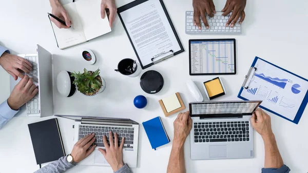 Vista Aérea Las Manos Los Empresarios Escritorio Con Computadoras Portátiles — Foto de Stock