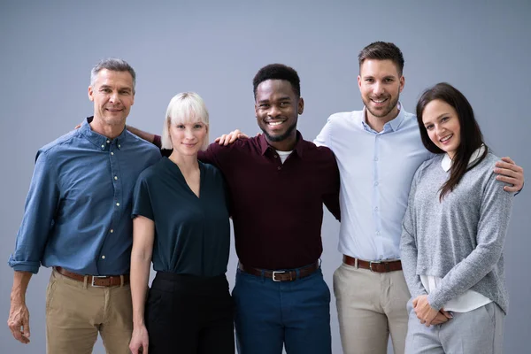 Groep Van Jonge Succesvolle Multi Etnische Ondernemers Die Kantoor Staan — Stockfoto