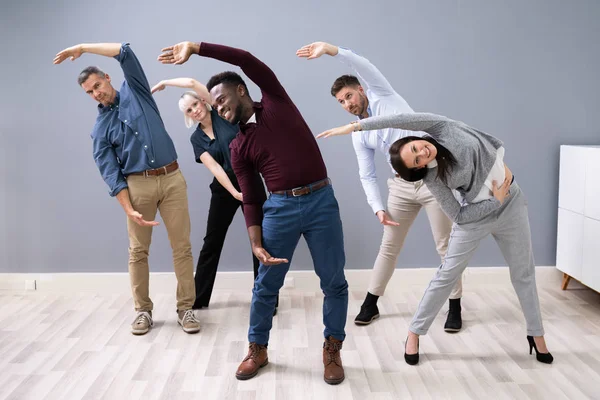 Gruppe Von Glücklichen Jungen Geschäftsleuten Macht Stretching Übung Büro — Stockfoto