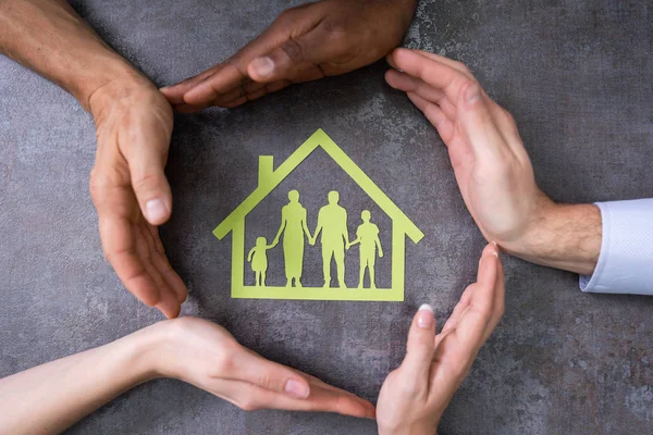 Blick Aus Dem Hochwinkel Auf Hände Die Die Familie Hause — Stockfoto