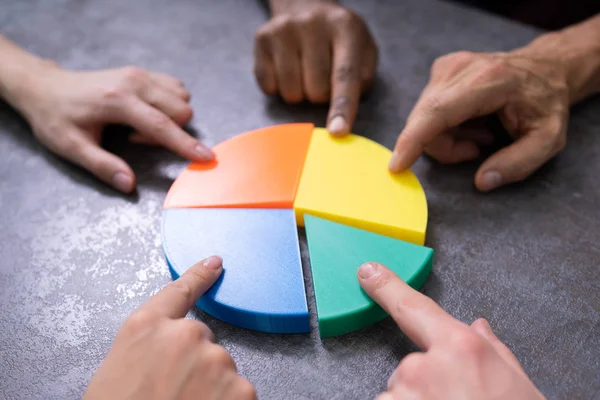 Empresários Conectando Peças Multi Colorido Pie Chart Mesa — Fotografia de Stock