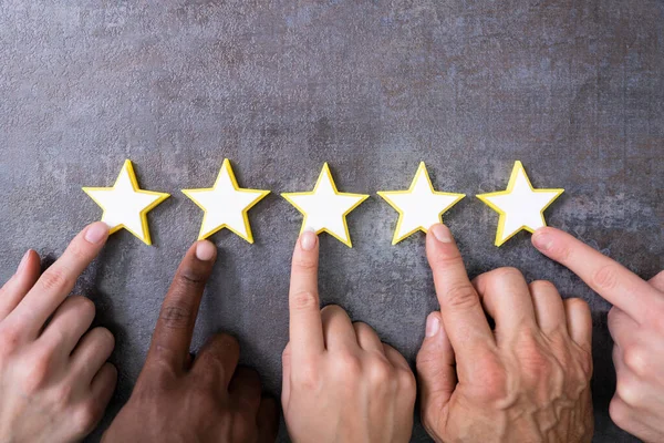 Person Hands Aligning Five Star Rating Icons Inglés Vista Ángulo — Foto de Stock