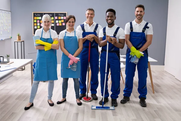 Retrato Janitors Sorridente Uniforme Escritório — Fotografia de Stock