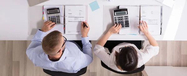 Twee Zakenmensen Berekenen Facturen Met Rekenmachines Office — Stockfoto