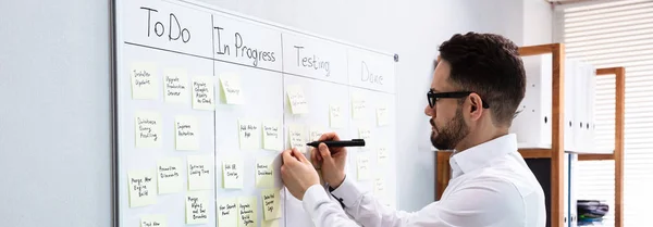 Zakenman Schrijven Plakkerige Notities Gehecht Aan White Board Office — Stockfoto