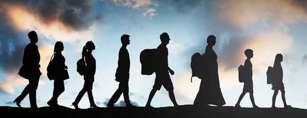Σιλουέτα Τους Πρόσφυγες Ατόμων Αποσκευές Περπάτημα Στη Σειρά — Φωτογραφία Αρχείου