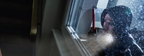 Levyeli Hırsız Feneri Bir Evin Penceresine Bakıyor — Stok fotoğraf