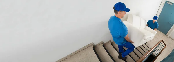 Vista Ángulo Alto Dos Hombres Que Mueven Llevando Sofá Escalera — Foto de Stock