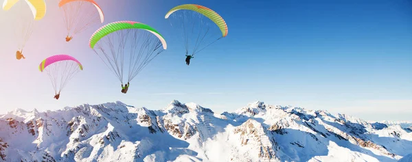 Paragliderler Kışın Manzaralı Dağlar Üzerinde Süzülüyor — Stok fotoğraf