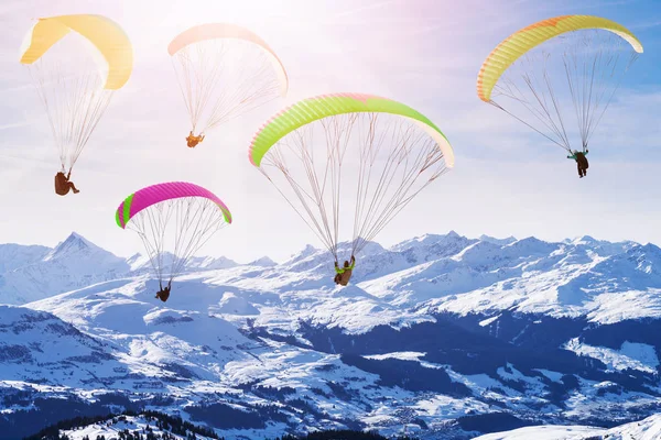 Paragliderler Kışın Manzaralı Dağlar Üzerinde Süzülüyor — Stok fotoğraf