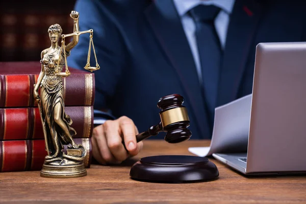 Mittelteil Des Richters Schlägt Gavel Neben Schläger Und Laptop Schreibtisch — Stockfoto