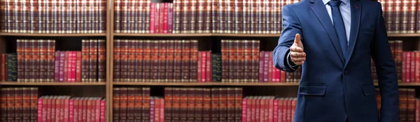 Порушення Адвоката Пропонує Рукостискання Стоїть Перед Книжковими Полицями Офісі — стокове фото