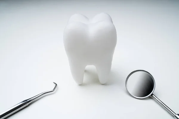 Close Dente Com Espelho Dental Sobre Fundo Branco — Fotografia de Stock