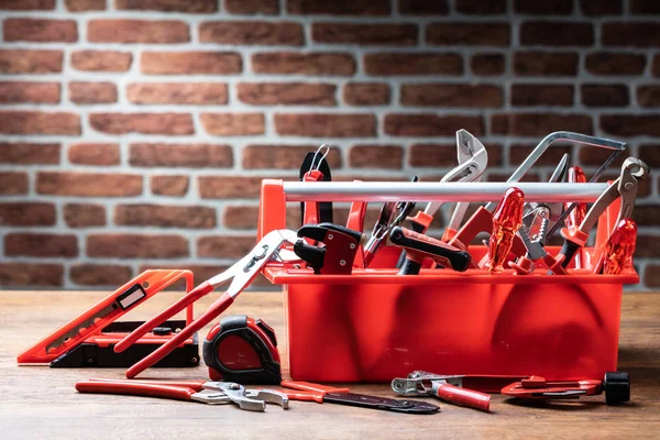 Gereedschapskist Met Verschillende Werktuigen Tegen Bakstenen Muur — Stockfoto