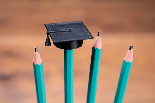 Foto Von College Abschluss Hut Auf Bleistift — Stockfoto