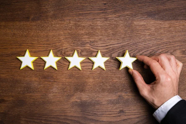 Person Hand Making Five Star Rating Εικονίδιο Στο Γραφείο — Φωτογραφία Αρχείου