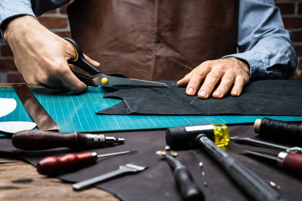 制鞋工在裁缝厂与皮革一起工作 — 图库照片