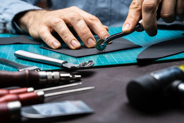 Shoemaker Working Leather Tailoring Workshop — Stock fotografie