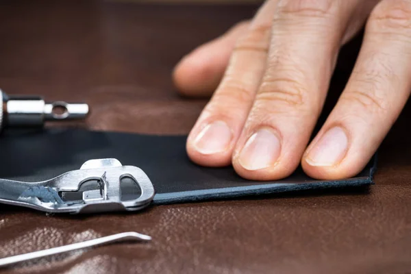 Een Schoenmaker Die Met Leer Werkt Lederen Handwerktuigen — Stockfoto