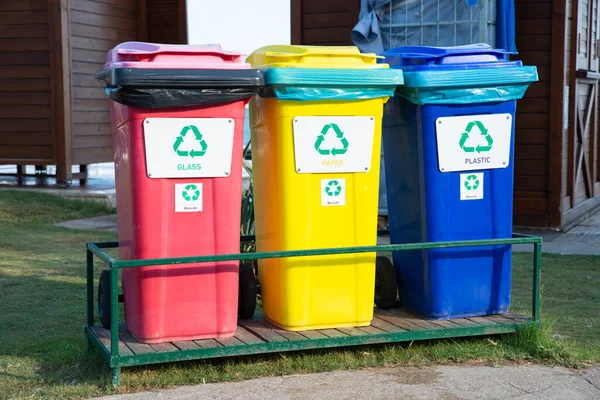 Recipientes Lixo Para Reciclagem Plástico Metal Papel — Fotografia de Stock