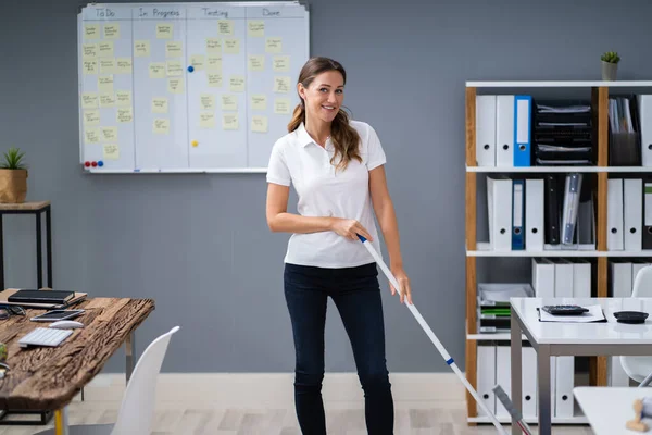 Femme Étage Nettoyage Concierge Dans Bureau Moderne — Photo