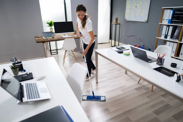 Longitud Total Piso Limpieza Femenina Conserje Oficina — Foto de Stock