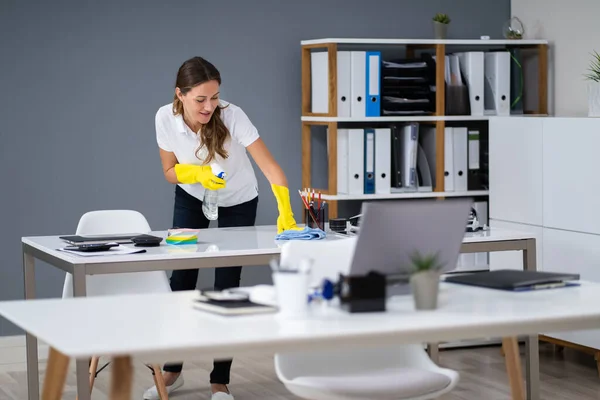 Junge Arbeiterin Putzt Schreibtisch Mit Lappen Büro — Stockfoto