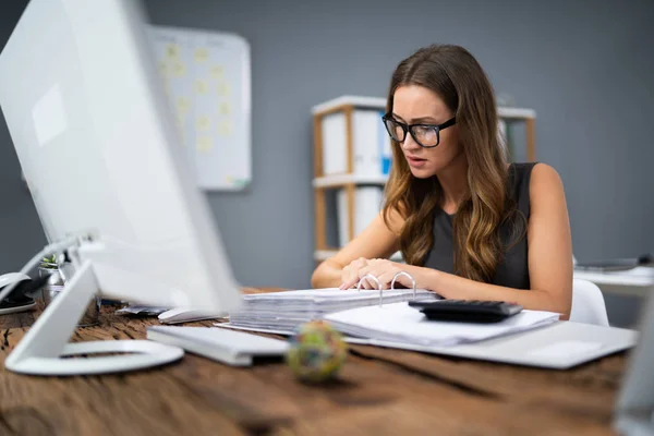 Retrato Una Mujer Negocios Sonriente Calculando Impuesto Escritorio Oficina — Foto de Stock