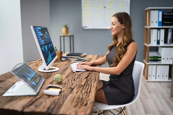 Nahaufnahme Der Hand Einer Geschäftsfrau Bei Der Analyse Von Graphen — Stockfoto