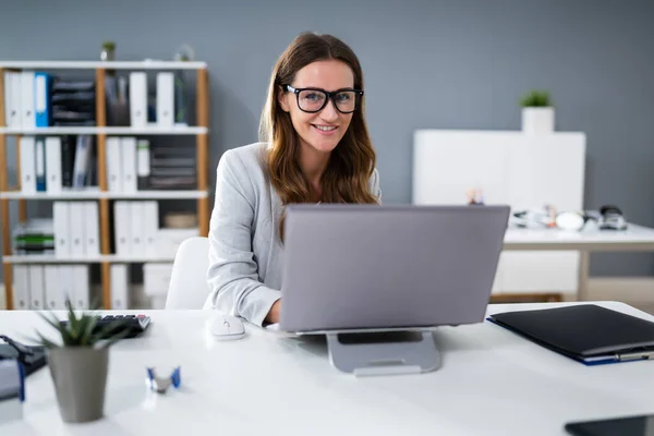 Geschäftsfrau Sitzt Hinter Ihrem Schreibtisch Und Arbeitet Computer — Stockfoto