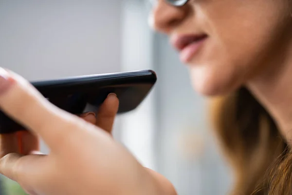 Primer Plano Una Mujer Usando Asistente Voz Teléfono Celular — Foto de Stock