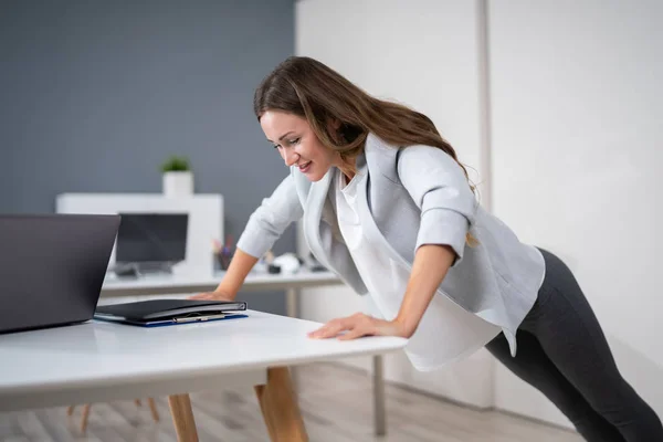 Vista Lateral Una Joven Empresaria Haciendo Push Escritorio Oficina — Foto de Stock