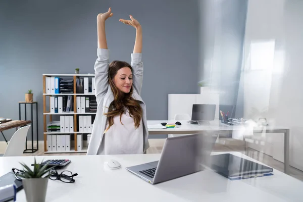 Junge Geschäftsfrau Breitet Ihre Arme Schreibtisch Aus — Stockfoto
