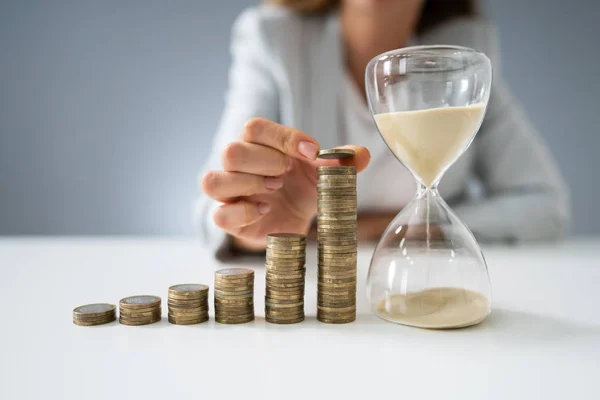 Close Businesswoman Holding Hourglass Stack Coins — Stok Foto