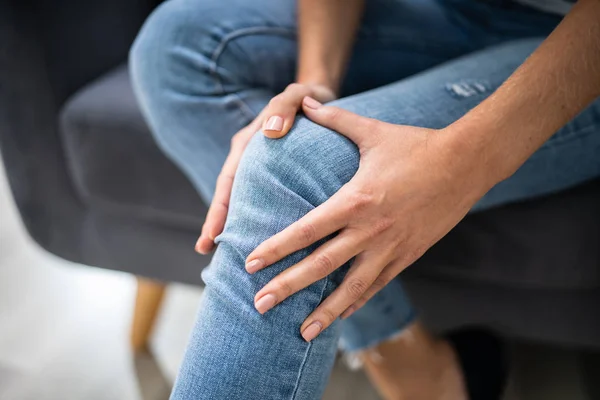 Woman Suffering Knee Pain Sitting Sofa — Stock Photo, Image