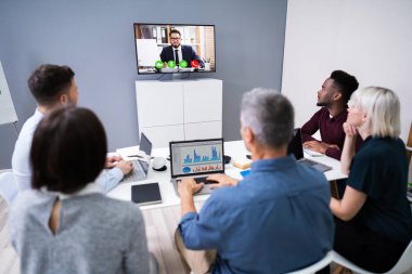 Video konferans Boardroom içinde olan iş adamları grubu