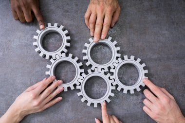 Gears işyerinde tablo birleştirmek işadamları grubu